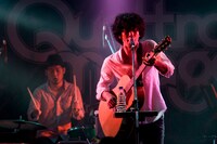 GRAPEVINE・田中和将（Vo, G / 写真右）、亀井亨（Dr / 写真左）（撮影：YUKARI MORISHITA）