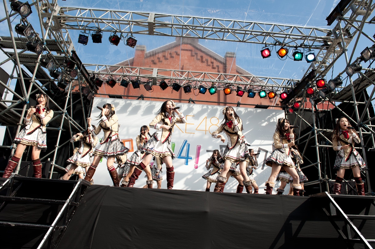 「１！２！３！４！　ヨロシク！」を披露するSKE48選抜メンバー。