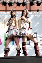 「TWO ROSES」を歌唱する松井玲奈（写真左）と松井珠理奈（右）。