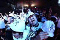 “ネ申”ヘルメット着用の観客。（Photo by 平沼久奈）