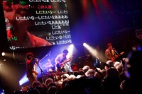 「天使じゃ地上じゃちっそく死」を演奏する神聖かまってちゃん。（Photo by 平沼久奈）