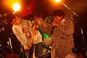「学校に行きたくない」を演奏する神聖かまってちゃん。（Photo by 平沼久奈）