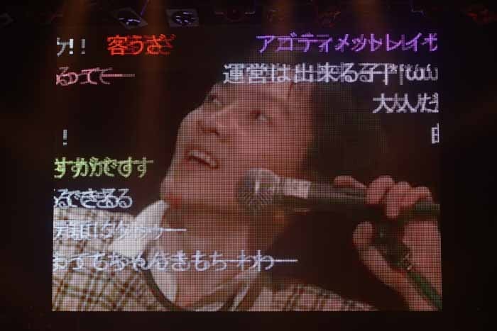 ニコニコ生放送を映し出したステージ後方のスクリーン。（Photo by 平沼久奈）