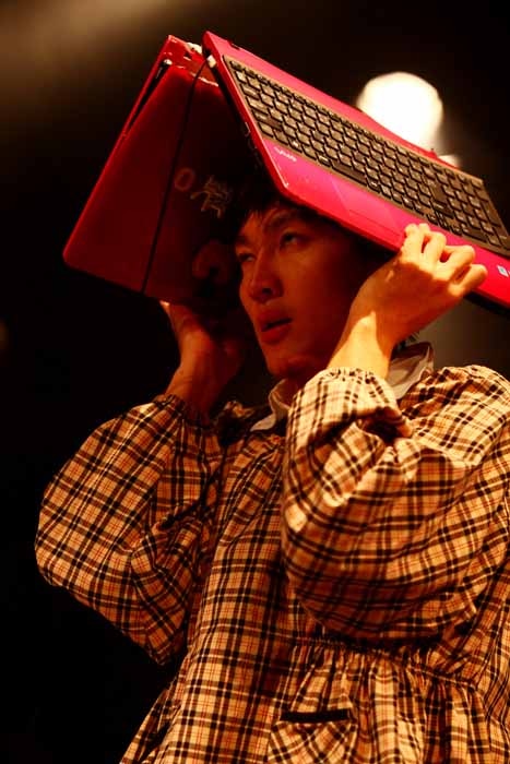 配信用PCをべっこりと逆方向に折り曲げ破壊するの子。（Photo by 平沼久奈）