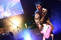 ギターを振り回すの子。（Photo by 平沼久奈）