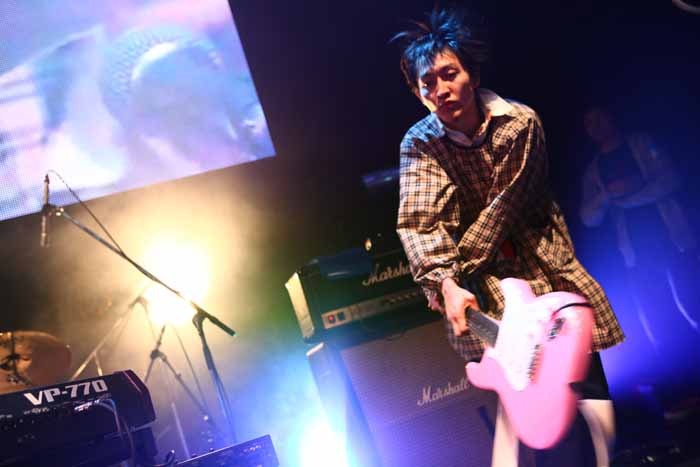 ギターを振り回すの子。（Photo by 平沼久奈）