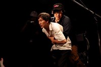 の子を制止するちばぎん。観客から「ちばぎんがんばれー」と声援が飛んだ。（Photo by 平沼久奈）