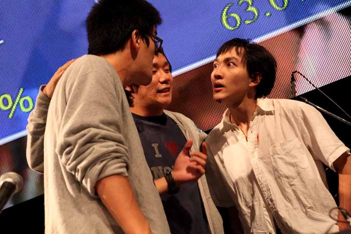 不穏な雰囲気を漂わせながら話し合うmonoとの子、それをとりなす劔樹人マネージャー。（Photo by 平沼久奈）