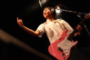 「ちりとり」演奏前にmonoを挑発するの子。（Photo by 平沼久奈）