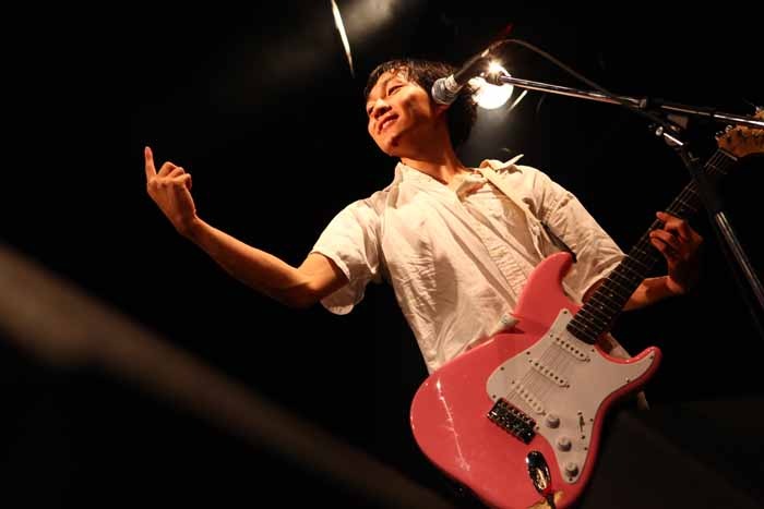 「ちりとり」演奏前にmonoを挑発するの子。（Photo by 平沼久奈）