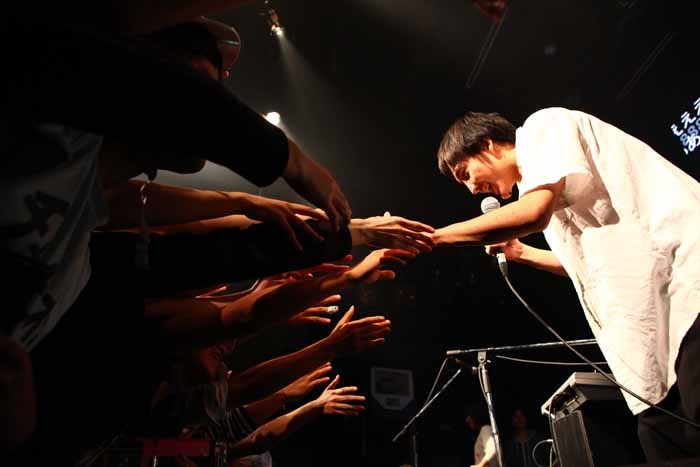ライブ終了後、オーディエンスと握手するの子。（Photo by 平沼久奈）