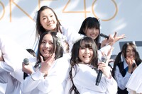 「コスモスの記憶」を披露する白組。