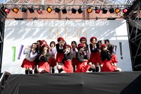 「青春は恥ずかしい」を披露する紅組。