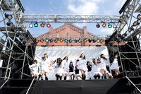 「コスモスの記憶」を披露する白組。