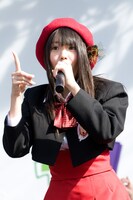 最新シングル「１！２！３！４！　ヨロシク！」で4期生ながらもいきなり選抜入りを果たした木本花音（写真）は、チームEに昇格（写真は11月20日の全国握手会イベントより）。