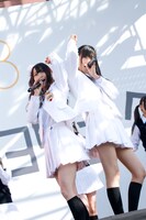 写真左から高柳明音（チームKII）、山田恵里伽（研究生）。