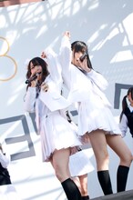 写真左から高柳明音（チームKII）、山田恵里伽（研究生）。