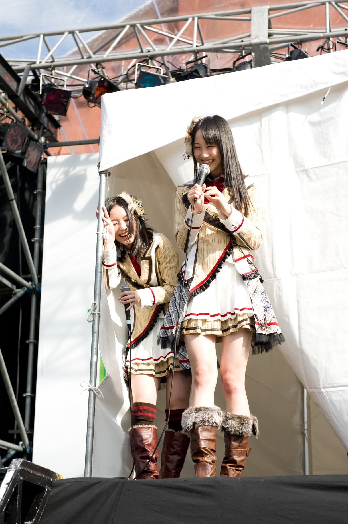 恥ずかしながらダジャレを披露する松井玲奈（写真右）と、それにウケる松井珠理奈（左）。