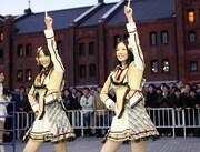 「Kinect（キネクト）」をプレイ中の松井玲奈（写真左）と松井珠理奈（右）。