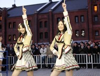 「Kinect（キネクト）」をプレイ中の松井玲奈（写真左）と松井珠理奈（右）。