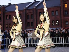 「Kinect（キネクト）」をプレイ中の松井玲奈（写真左）と松井珠理奈（右）。