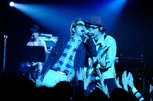 LÄ-PPISCHを代表して登場したMAGUMI＆杉本恭一（撮影：釘野孝宏）。