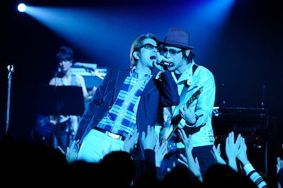 LÄ-PPISCHを代表して登場したMAGUMI＆杉本恭一（撮影：釘野孝宏）。