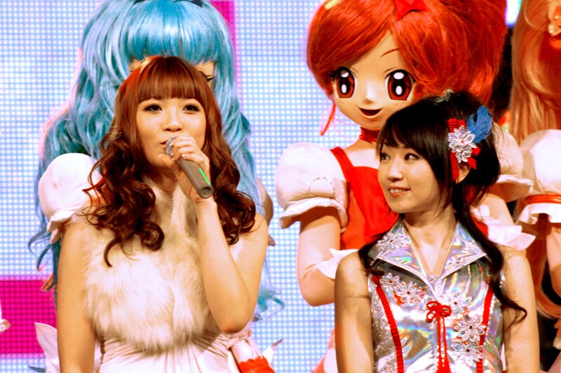 May'n（写真左）と水樹奈々（右）は、水樹の楽曲「ETERNAL BLAZE」とMay'nの楽曲「ダイアモンド クレバス」の2曲でコラボを披露した。