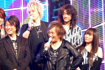 前列左より片倉三起也（ALI PROJECT）、影山ヒロノブ（JAM Project）、奥井雅美（JAM Project）。後列中央より遠藤正明（JAM Project）、福山芳樹（JAM Project）。