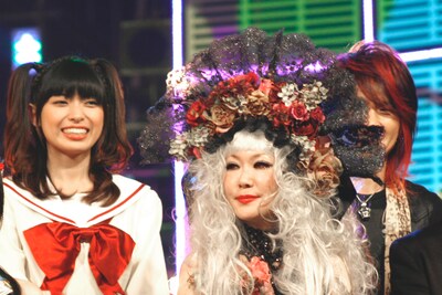 工藤真由（写真左）とALI PROJECTの宝野アリカ（中央）。