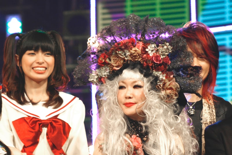 工藤真由(写真左)とALI PROJECTの宝野アリカ(中央)。