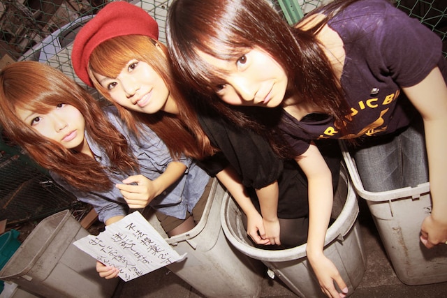 日本マドンナ。左からまりな（G）、あんな（Vo, B）、さとこ（Dr）。