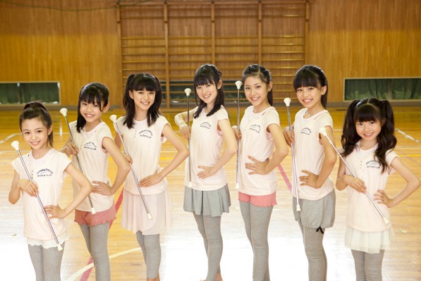 菊地最愛、佐藤日向、堀内まり菜、武藤彩未、飯田來麗、杉﨑寧々、水野由結（写真左から）の7人からなるユニットTwinklestars。