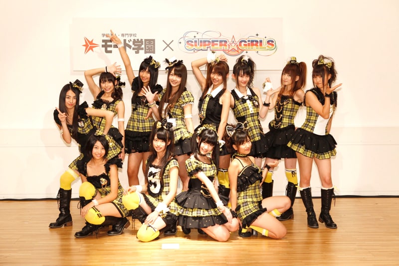 新衣装を着用したSUPER☆GiRLS。リーダーの八坂沙織は「夢を追いかけるグループSUPER☆GiRLSが、同じく夢を追いかけるモード学園の学生の皆さんに衣装を手掛けてもらって光栄です」とコメント。
