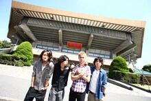 ロックの殿堂、日本武道館に前乗りするONE OK ROCKの4人。