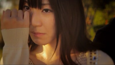 「百合の花咲く丘で」のビデオクリップより。このビデオはアルバム「PENGIN FAMILY」初回限定盤付属の特典DVDに収録されている。