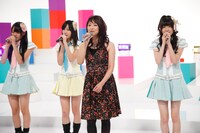 「SKE48のアイドル×アイドル」より、石川ひとみ（写真中央）と共演するSKE48のメンバー。