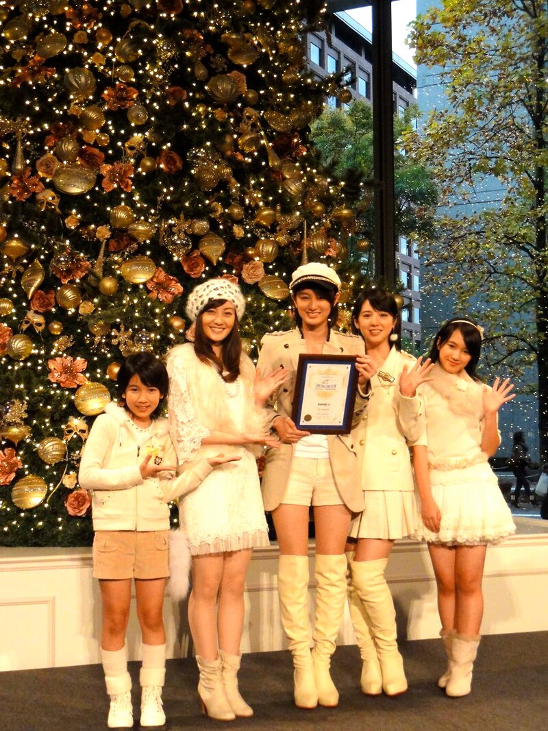 bump.y星の登録証明書を手にしたbump.yの5人。