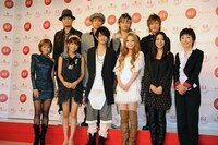 本日の会見の模様は、NHKオフィシャルサイト内紅白特設ページにてインターネット生中継された（写真は初出場歌手の記念写真）。