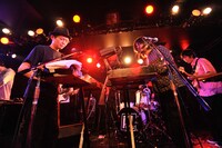 iLL×ZAZEN BOYSコラボライブの様子。