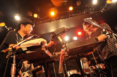 iLL×ZAZEN BOYSコラボライブの様子。