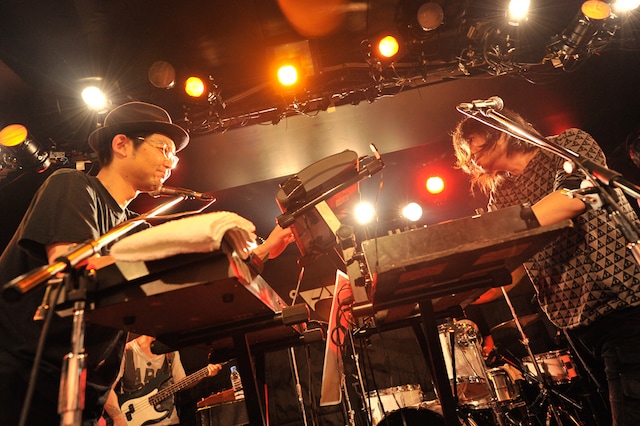 iLL×ZAZEN BOYSコラボライブの様子。