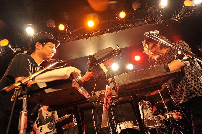 iLL×ZAZEN BOYSコラボライブの様子。