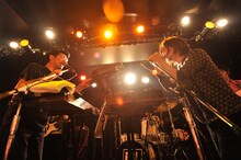 iLL×ZAZEN BOYSコラボライブの様子。