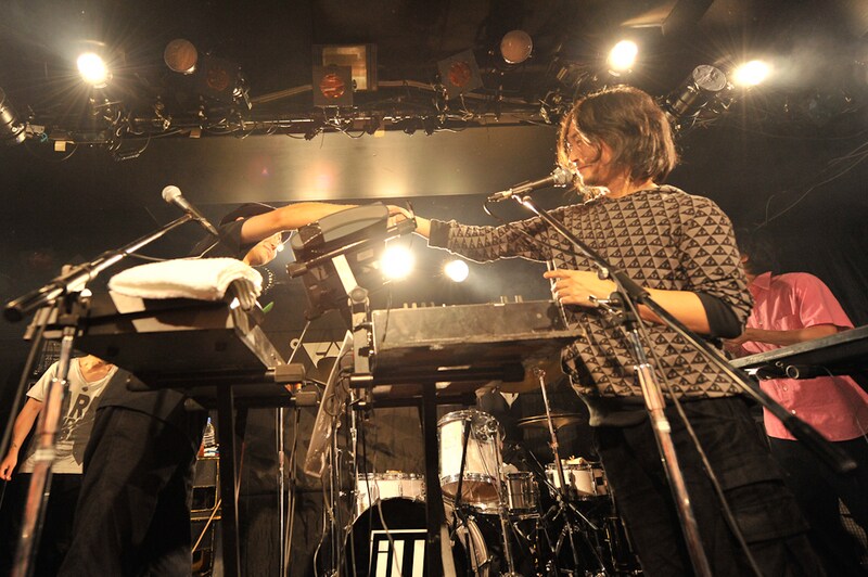 iLL×ZAZEN BOYSコラボライブの様子。