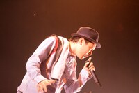 「父親」ビデオクリップの特別バージョンは、11月23日に行われたライブイベント「MUSIC LIFE 10 in 福岡」にて先行公開。集まった2000人のオーディエンスの感動を呼んだ（写真は「MUSIC LIFE 10 in 福岡」の様子）。