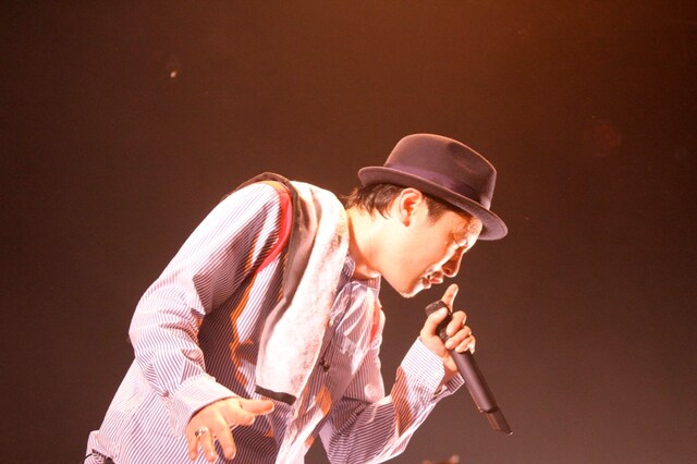 「父親」ビデオクリップの特別バージョンは、11月23日に行われたライブイベント「MUSIC LIFE 10 in 福岡」にて先行公開。集まった2000人のオーディエンスの感動を呼んだ（写真は「MUSIC LIFE 10 in 福岡」の様子）。