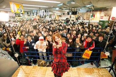 会場は「マジ天使！」と興奮する男性ファンの叫びと「カワイイッ！」という女性ファンからの黄色い声がまじり合った大歓声が響いた。