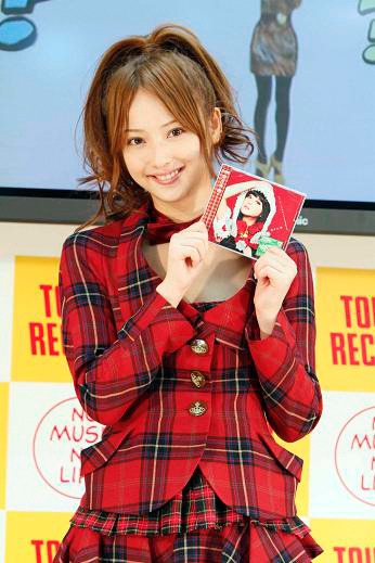 発売されたばかりのシングルを手にニッコリほほえむ佐々木希。