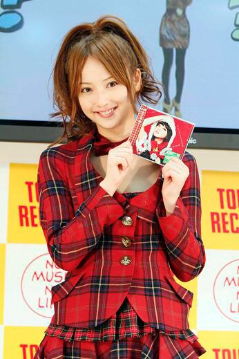 発売されたばかりのシングルを手にニッコリほほえむ佐々木希。